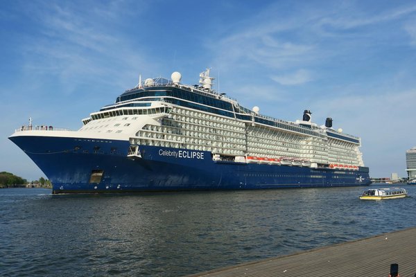 Où trouver une maison de vacances en Algarve avec des cours de surf et des balades en bateau?